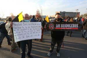 Taxistas se congregan para protestar en las calles de Santiago contra aplicaciones 