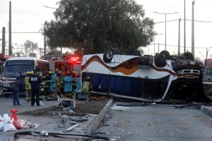 VIDEO| Así fue el fatal volcamiento de un bus en Cerrillos por no respetar una luz roja