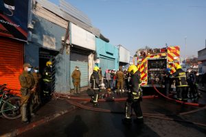 Incendio en cité de Santiago Centro: Hallan dos cadáveres y Carabineros encuentra drogas