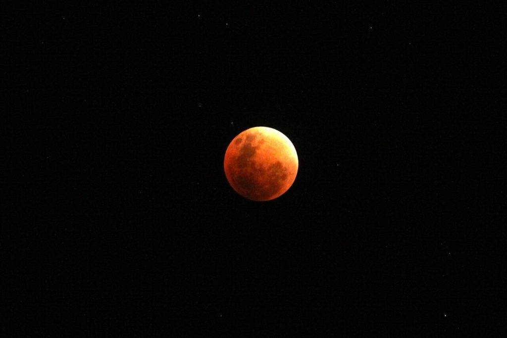 Luna de Sangre: ¿A qué hora se podrá ver el eclipse lunar de este domingo?