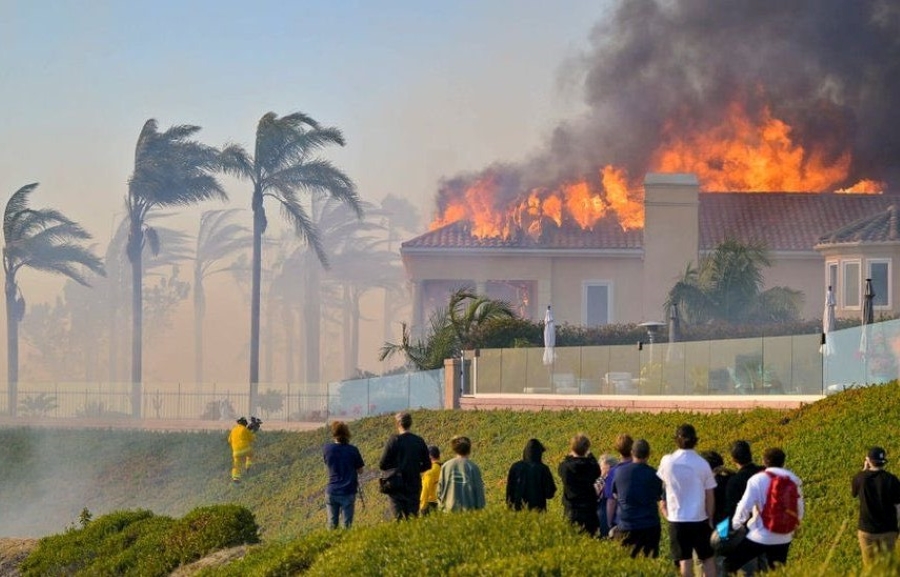 Incendio consume decenas de casas en California mientras sequía no da tregua
