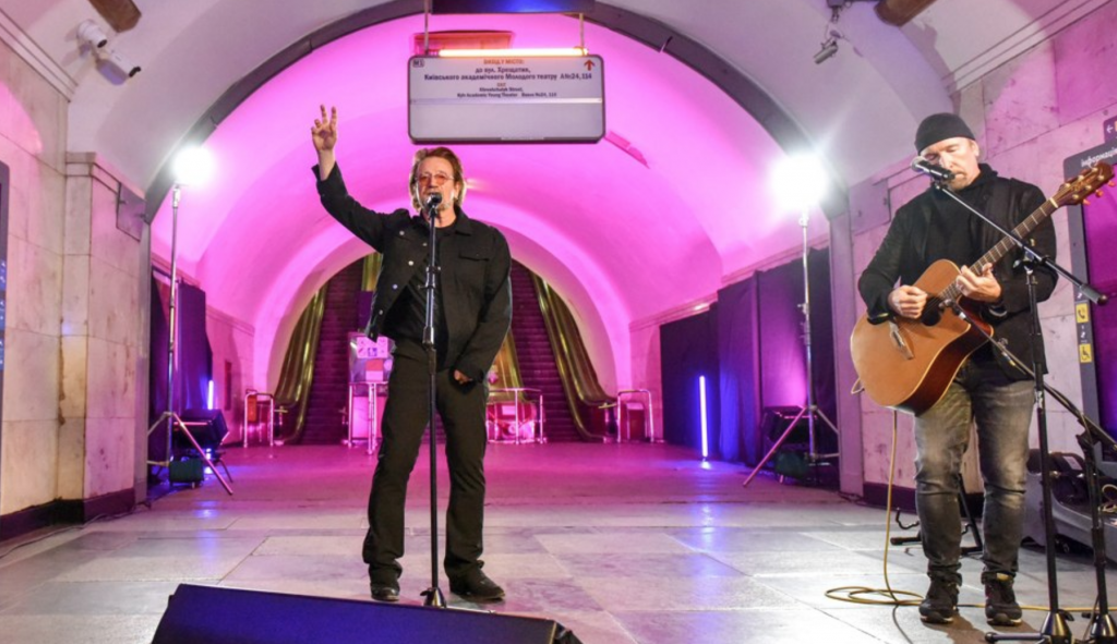 Bono sorprendió al ofrecer «concierto por la paz» en una estación del metro de Kiev