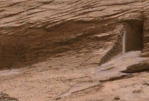 Robot Curiosity de la NASA impacta al revelar imagen de una “puerta” en Marte