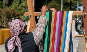 Mujeres mapuche baten récord al tejer en Puerto Saavedra el arcoíris más largo del mundo