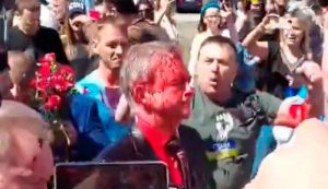 VIDEO| El momento en que el embajador ruso en Polonia es atacado con pintura roja