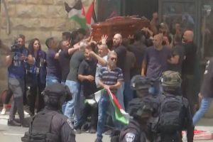VIDEO| En su funeral, policía israelí golpea a cercanos de periodista palestina asesinada