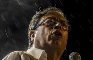Ante las dos Colombias, "Fico" y Petro cierran sus campañas presidenciales