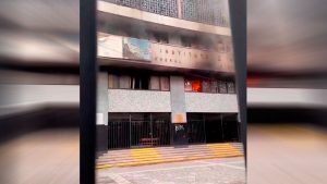 VIDEO| Reportan incendio al interior del Instituto Nacional en lunes marcado por violencia