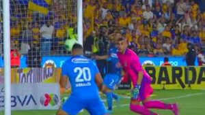 VIDEO| Iván Morales cierra su temporada para el olvido en México con increíble gol perdido
