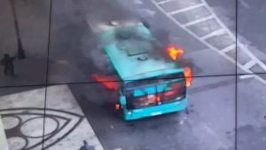 VIDEO| Desconocidos nuevamente queman bus del Transantiago en Alameda con Cumming