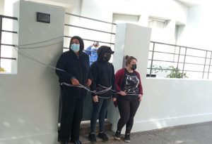 Familias de presos del estallido se encadenan en rectoría de la UDC y piden retiro de querellas