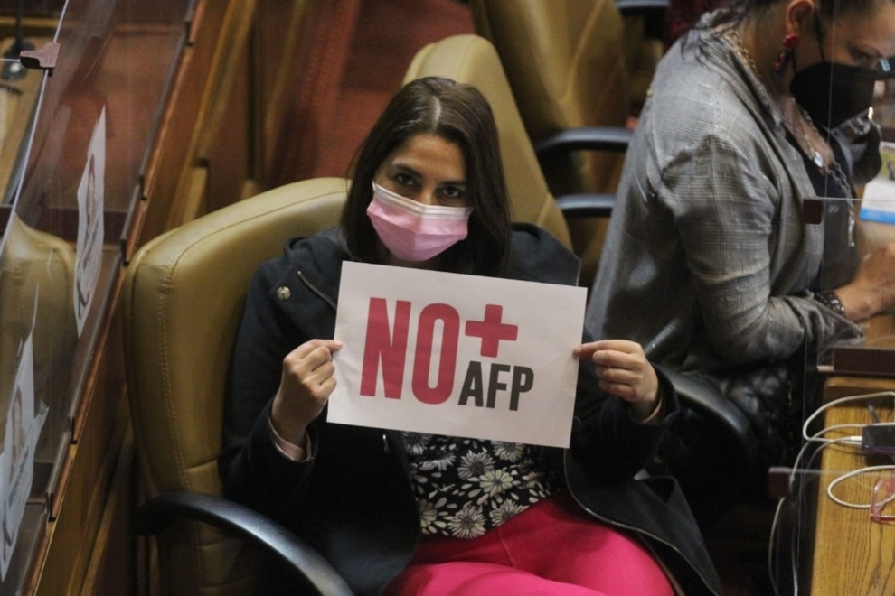 Diputados de PC denuncian a AFP Cuprum por hacer campaña contra proceso constituyente
