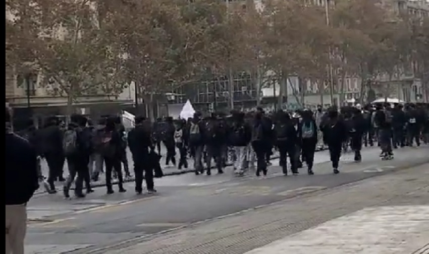 Marcha estudiantil genera cortes de tránsito y cierre de estaciones del Metro de Santiago