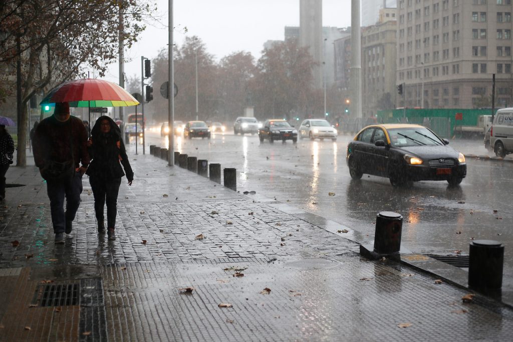 Lluvia y viento: ¿A qué hora comienza a precipitar en Santiago y cuánta agua caerá?