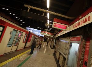 VIDEO| Reportan una persona baleada al interior de la Estación Baquedano del Metro