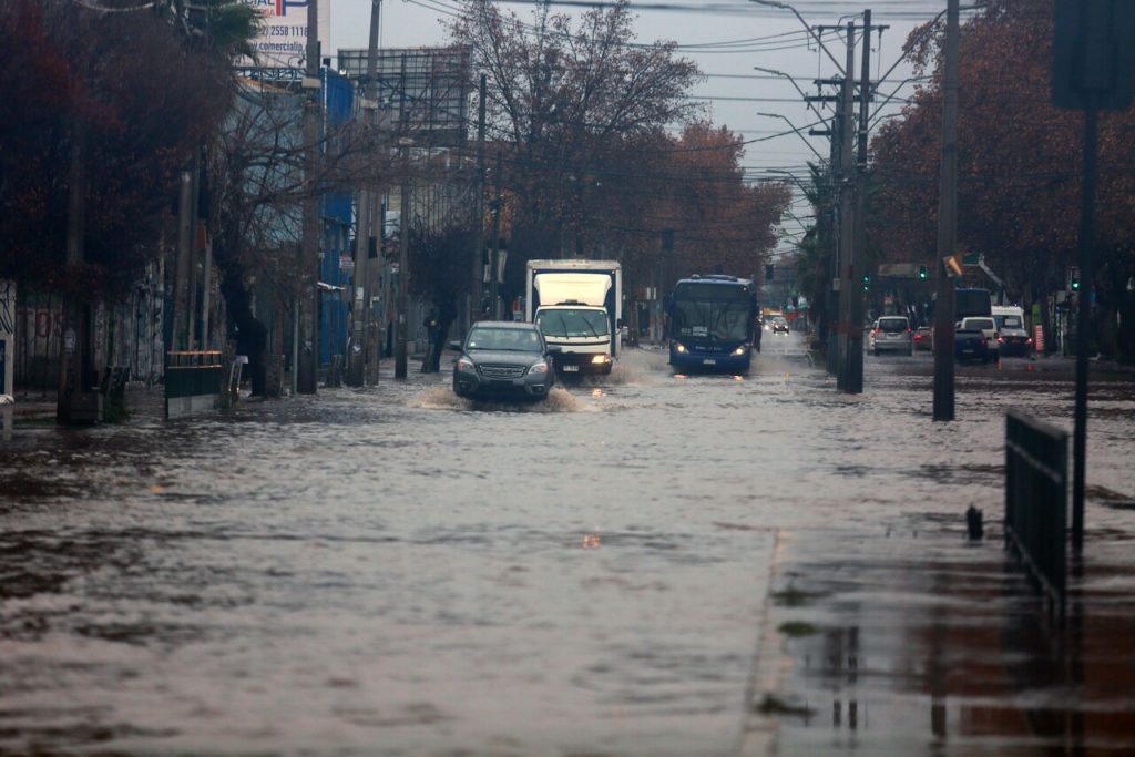 Anuncian gran sistema frontal con lluvias en nueve regiones: ¿Caerá agua en Santiago?