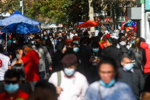 El 51,7% de los migrantes en Chile vive en riesgo de exclusión financiera, según estudio