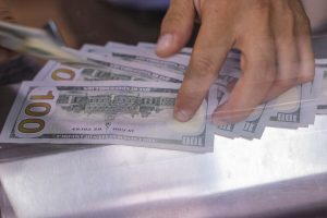 Tras alza de la divisa: Hacienda anuncia "liquidación de activos en dólares" del fisco