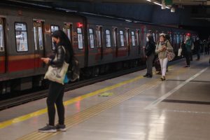Metro de Santiago sufre nueva falla técnica y debe cerrar varias estaciones de la Línea 3
