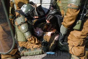 FOTOS| Cuenta Pública: Dos carabineros son atacados por turba durante protesta en Santiago