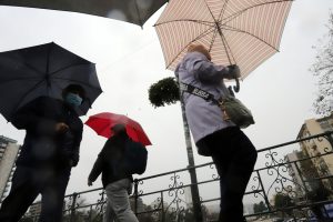 Lluvia en Santiago sube de intensidad: Así serán las precipitaciones de este viernes