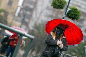 Se acerca la lluvia a Santiago: Onemi decreta Alerta Temprana en la RM por sistema frontal