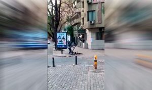 VIDEO| El colmo: Delincuente rompe señalética para robarse bicicleta en Barrio Lastarria