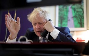 Boris Johnson dice que deja el poder con "la frente en alto"