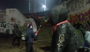 VIDEO| Grupo fascista realiza vandalización a la figura del perro “matapakos” en Baquedano
