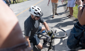 VIDEO| Biden sufre aparatosa caída al intentar bajarse de su bicicleta tras dar un paseo