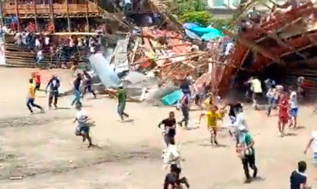VIDEO| El preciso instante en que tribuna cae en Colombia: Reportan varios fallecidos