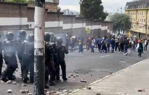 Tercer día de protestas en Ecuador escala y provoca cortes de vías en varias provincias