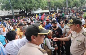 Disturbios en el centro de Quito durante noveno día de masivas protestas en Ecuador
