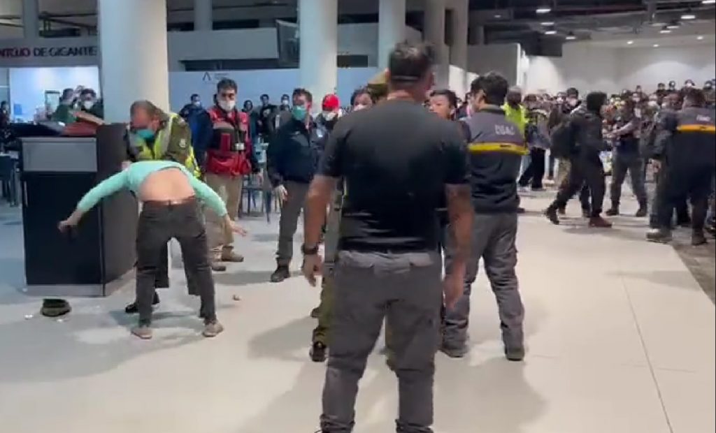 VIDEO| Por culpa del alcohol: Sujetos golpean a carabineros en Aeropuerto de Iquique