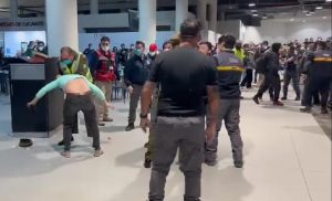VIDEO| Por culpa del alcohol: Sujetos golpean a carabineros en Aeropuerto de Iquique
