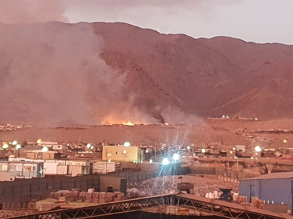 Suspenden las clases en Antofagasta debido al grave incendio en exvertedero La Chimba