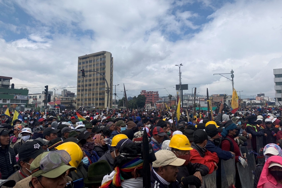 Multitudinaria marcha de unos 15.000 manifestantes avanza hacia el centro de Quito