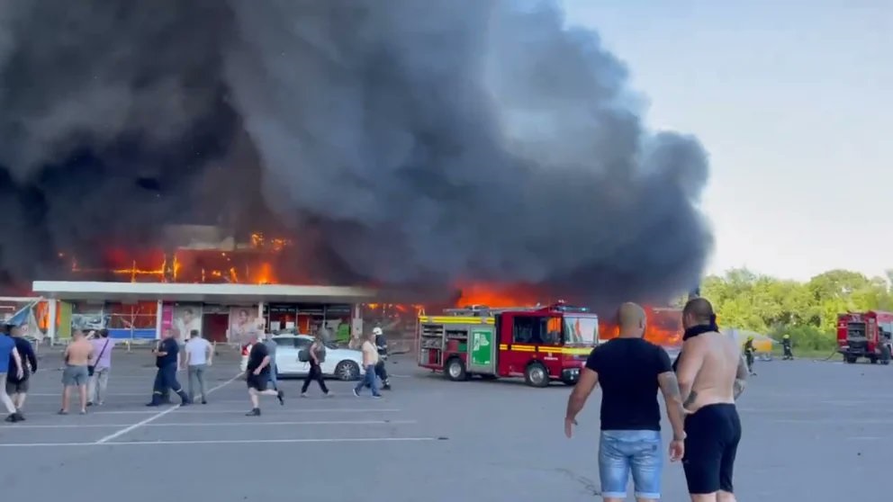 Ucrania confirma una decena de fallecidos tras bombardeo ruso a centro comercial