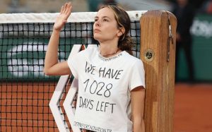"Nos quedan 1028 días": ¿Qué significa el mensaje de la manifestante en Roland Garros?