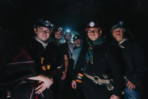 Rescatando la tradición de las minas de carbón: Mira el genial videoclip de la banda Antupeñi