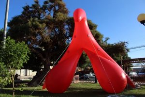 Colectivo instala clítoris gigante para pronunciarse contra el analfabetismo sexual