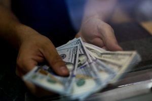 Dólar abre bajo los $1.000 tras intervención de Banco Central
