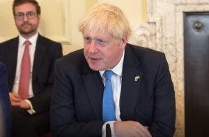 Boris Johnson se despide del Parlamento con un “hasta la vista, baby”