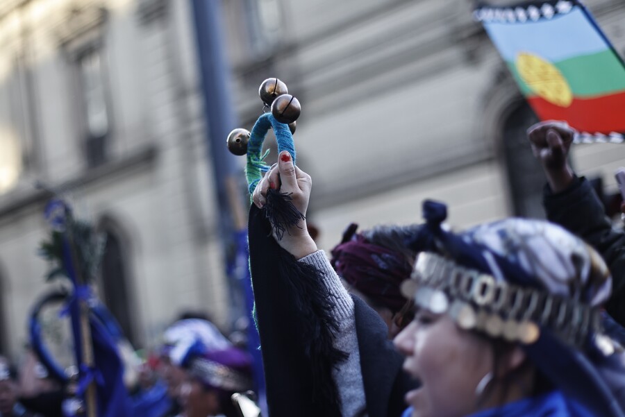 VIDEOS| Ceremonias mapuche, banderas del Apruebo y “mochilazo” en el cierre de la Convención