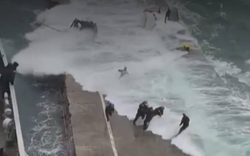 VIDEO| Captan instante en que marejada arrastra a funcionarios de la Armada en Valparaíso