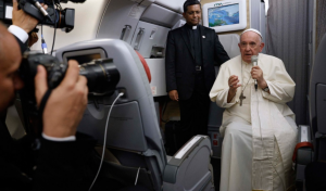 Papa Francisco se abre a una posible renuncia y dice que "no sería una catástrofe"