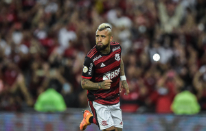 VIDEO| Arturo Vidal hace explotar al Maracaná al anotar su primer gol por el Flamengo frente a Goianiense