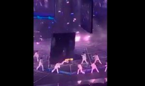VIDEO| Espeluznante accidente en show de K-Pop: Pantalla cae y deja grave a cantante
