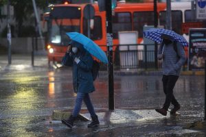 Intensa lluvia en Santiago deja semáforos apagados y calles anegadas