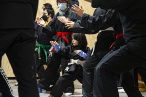 Maestro ninja imparte clase inclusiva en Santiago